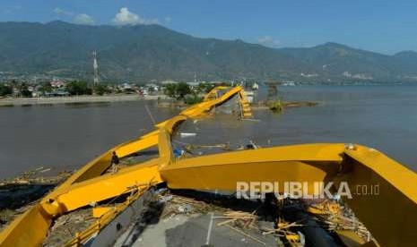 Suasana kondisi Jembatan Ponulele yang rusak di Pantai Talise, Palu, Sulawesi Tengah, Senin (1/10).