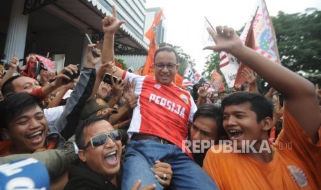 Gubernur DKI Jakarta Anies Baswedan diarak oleh the jak mania di halaman Balaikota DKI Jakarta, Ahad (18/2).