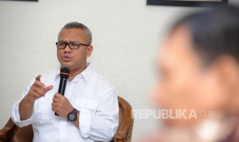 Ketua KPU Arief Budiman (Kiri) 