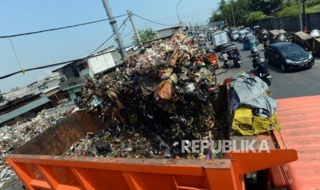 Alat berat saat mengangkut sampah di Tempat Pembuangan Sampah (TPS). (Ilustrasi)