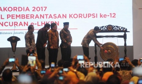 Presiden Joko Widodo  (Kanan) didampingi Ketua KPK Agus Rahardjo (Kedua Kanan), Menteri Perencanaan dan Pembangunan Nasional/ Bappenas) Bambang Brodjonegoro (tengah), Menkum HAM Yasonna Laoly (kedua kiri) dan Mensesneg Pratikno (kiri) membuka Konfrensi Nasional Pemberantasan Korupsi ke-12 sekaligus peringatan Hari Anti Korupsi Sedunia Tahun 2017 serta Peluncuran e-LHKPN, di Jakarta, Senin (11/12).