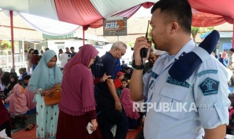 Pegawai dan Warga Lapas Paledang Konsisten Berzakat. Foto ilustrasi: Petugas melakukan penjaagaan saat silaturahim warga binaan bersama keluarganya di Lapas Paledang, Bogor, Jawa Barat, Rabu (5/6).