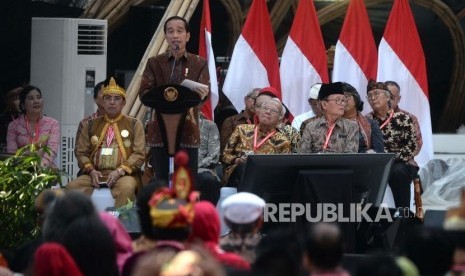 Penyerahan Naskah Strategi Kebudayaan. Presiden Joko Widodo menyampaikan arahan saat penutupan Kongres Kebudayaan Indonesia (KKI) 2018 di Jakarta, Ahad (9/12).