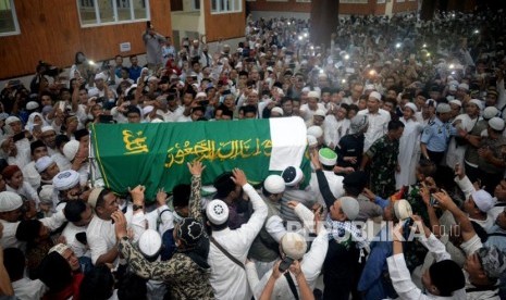 Para santri dan pelayat menggotong peti jenazah Ustad Arifin Ilham untuk disholatkan di Masjid Az-Zikra, Komplek Pondok Pesantren Az-Zikra, Gunung Sindur, Bogor, Jawa Barat, Kamis (23/5).