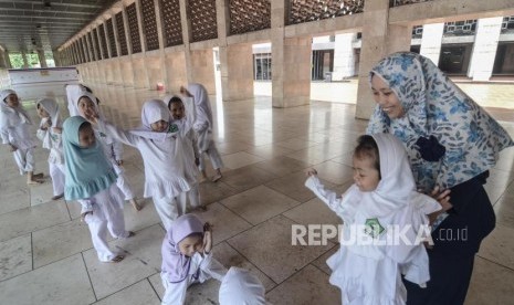 Sejumlah siswa Taman kanak-kanak bermain permainan edukasi di halaman Masjid Istiqlal, Jakarta Pusat, Selasa (18/6). Kemenag bekerja sama dengan Kementerian Pemberdayaan Perempuan dan Perlindungan Anak menggalakkan program masjid ramah anak. 