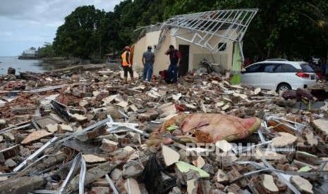 Reruntuhan penginapan di kawasan Carita, Banten. Sejumlah vila di kawasan Pantai Carita masih terbengkalai setahun pascatsunami.