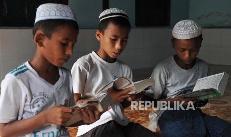 Sejumlah anak muslim Rohingya membaca Alquran di masjid kampung Char Pauk, Sittwe, Myanmar.