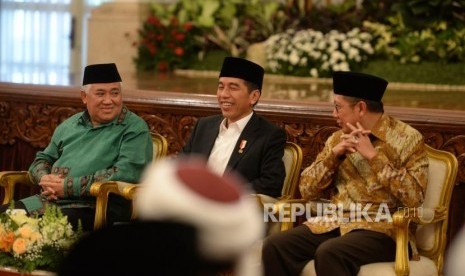 Pembukaan MTQ Internasional. Presiden Joko Widodo (tengah) bersama Utusan Khusus Presiden untuk Dialog dan Kerjasama Antaragama dan Peradaban Din Syamsuddin (kiri) serta Menteri Agama Lukman Hakim Saifuddin menghadiri MTQ Internasional II dan MTQ Nasional VIII Antar Pondok Pesantren di Istana Negara, Jakarta, Rabu (11/7).