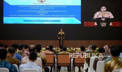 Menteri Keuangan Sri Mulyani mewakili Menko Perekonomian memberikan sambutan dalam acara penyerahan laporan hasil pemeriksaan (LHP) atas laporan keuangan 2018 Kemeterian/Lembaga pada bidang Perekonomian dan Perencanaan Pembangunan Nasional di Gedung BPK, Jakarta, Rabu (12/6).