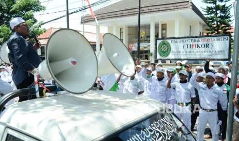 Bertsamaan dengan digelarnya sidang pra peradilan surat penghentian penyidikan perkara (SP3) Rizieq Shihab yang dilaporkan Sukmawati Soekarnoputri, massa Front Pembela Islam (FPI) berunjukrasa, di halaman Pengadilan Negeri Bandung, Jalan LRE Martadinata, Kota Bandung, Senin (8/10).