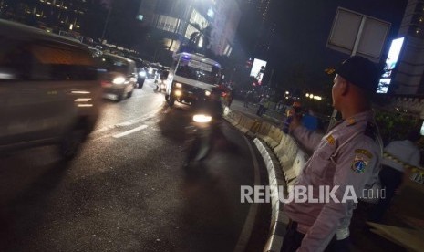 Aktivitas pekerja melakukan perobohan jembatan penyeberangan orang (JPO) di kawasan bundaran HI, Jakarta, Senin (30/7) malam. 