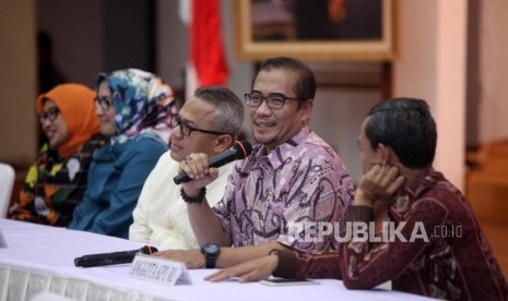 Anggota Komisioner KPU Hasyim Asyari (kedua kanan) memberikan paparannya didampingi Ketua KPU Arief Budiman (tengah) saat menyampaikan hasil penelitian administrasi kepada partai politik calon peserta Pemilu 2019 di Kantor KPU, Jakarta, Jumat (17/11).