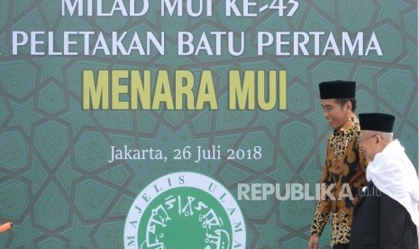 Peletakan Batu Pertama Menara MUI. Presiden Joko Widodo (kiri) bersama Ketua Umum Majelis Ulama Indonesia (MUI) Ma'ruf Amin menuju tempat peletakan  batu pertama proyek pembangunan Menara MUI di Jakarta, Kamis (26/7).