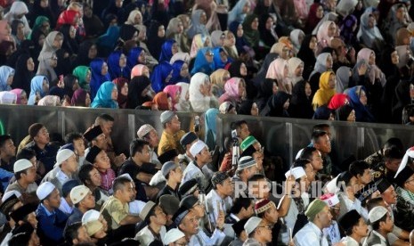 Sejumlah umat Muslim menghadiri Pengajian Akbar DMI di Masjid Istiqlal, Jakarta, Rabu (25/7).