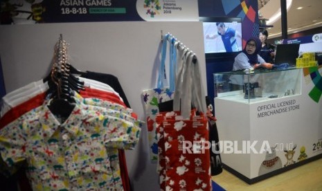 Pengunjung melihat-lihat official merchandise Asian Games 2018 usai launcing di Mall Senayan City, Jakarta, Jumat (23/3).