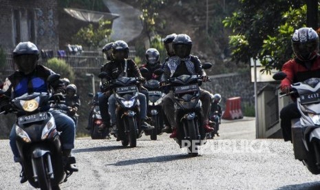 Pemudik sepeda motor melintas di jalur selatan di Kawasan Nagreg, Kabupaten Bandung, Kamis (30/5).