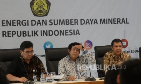 Direktur Pembinaan Usaha Hilir Migas Direktorat Jenderal Migas Harya Adityawarman (kanan), bersama Anggota Komite BPH Migas Muhammad Ibnu Fajar (kiri), dan Saryono Hadiwidjoyo (tengah) memberikan keteranga pers tentang progress implementasi percepatan BBM satu harga di Kantor Kementerian ESDM, Jakarta, Jumat (3/11).