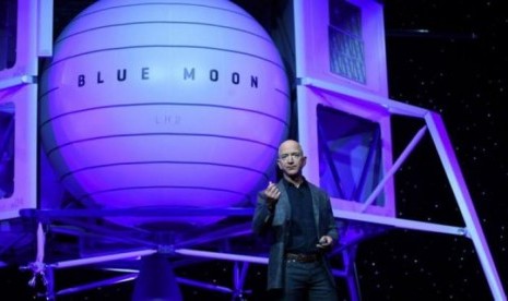 Adu Gaya Kepemimpinan Elon Musk dan Jeff Bezos, Kamu Suka yang Mana?. (FOTO: BBC)