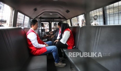 Terdakwa Direktur Utama First Travel Andika Surachman, Direktur First Travel Anniesa Hasibuan, dan Direktur Keuangan First Travel Siti Nuraidah Hasibuan memasuki mobil tahanan seusai menjalani sidang perdana kasus dugaan penipuan dan penggelapan oleh agen perjalanan umrah First Travel, di Pengadilan Negeri Depok, Jawa Barat, Senin (19/2).