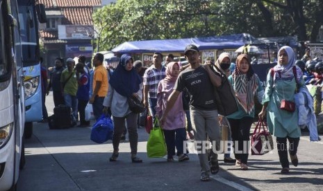 Sejumlah pemudik tiba di terminal. Wali Kota Cirebon Nashrudin Azis meminta agar warga tidak mudik dulu ke Cirebon. Ilustrasi.