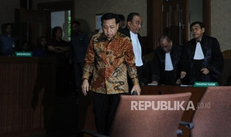 Terdakwa kasus tindak pidana korupsi KTP Elektronik Setya Novanto usai berdiskusi dengan penasehat hukum saat menjalani persidangan yang beragendakan pembacaan putusan di Pengadilan Tindak Pidana Korupsi (Tipikor), Jakarta, Selasa (24/4).