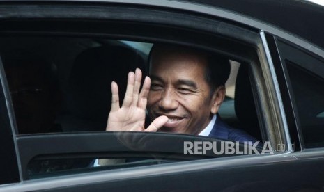 Presiden RI Joko Widodo (Jokowi) melambaikan tangan usai menghadiri acara Entrepreneurs Wanted ! bertajuk 