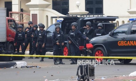 Sejumlah petugas Brimob berjaga pasca kericuhan yang terjadi di Rutan cabang Salemba di Mako Brimob, Kelapa Dua, Depok, Jawa Barat, Rabu (9/5).