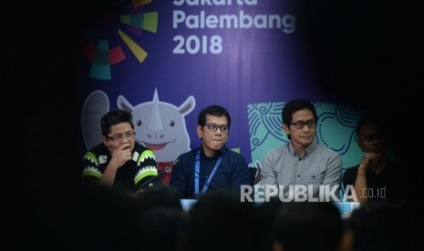 Pembukaan ASIAN Games 2018. Deputi II Games Administration Francis Wanandi, Creative Director Opening Ceremony Asian Games Wishnutama, dan Music Director Addie MS (dari kiri)  memberikan keterangan pers terkait pembukaan Asian Games 2018 di Wisma Serbaguna, Gelora Bung Karno, Jakarta, Ahad (27/5).