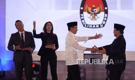 Capres Nomor urut 01 Joko Widodo bersalaman dengan Capres nomor urut 02 Prabowo Subianto usai debat pertama pasangan calon presiden dan wakil presiden pemilu 2019 di Jakarta, Kamis (17/1).