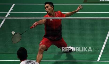 Pebulu Tangkis Indonesia Jonatan Christie saat melawan pebulu tangkis Jepang Kenta Nishimoto pada babak semi final cabang olahraga bulu tangkis Asian Games 2018 kategori tunggal putra di Istora Senayan, Jakarta, Senin (27/8).