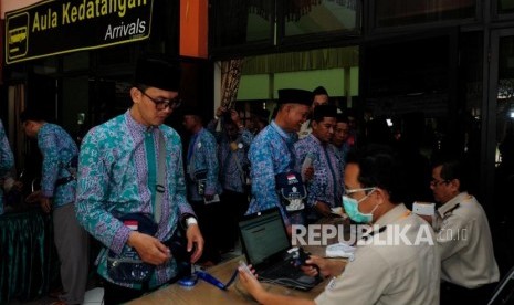 Petugas haji sedang bertugas memeriksa riwayat kesehatan calon jamaah haji (ilustrasi)