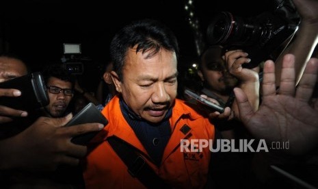 Bupati Jombang Nyono Suharli Wihandoko  memakai rompi orange berjalan usai dilakukan pemeriksaan 1x24 jam di kantor KPK, Jakarta, Ahad (4/2).