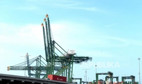 Neraca Perdagangan April Defisit. Truk membawa peti kemas dari Pelabuhan New Priok Kalibaru, Jakarta, Ahad (18/2).