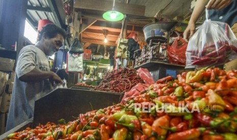 Harga Cabai Naik. Pembeli memilih cabai di Pasar Inpres Senen, Jakarta Pusat, Ahad (21/7).