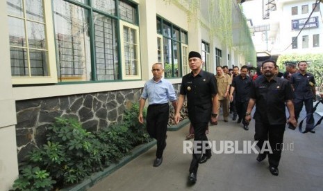 Penjabat (Pj) Gubernur Jabar M Iriawan yang juga alumni SMAN 5 Bandung, menyempatkan diri meninjau sekolah, di sela-sela peninjauan pelaksanaan Pendaftaran Peserta Didik Baru (PPDB), di SMAN 5, Jalan Belitung, Kota Bandung, Selasa (3/7).