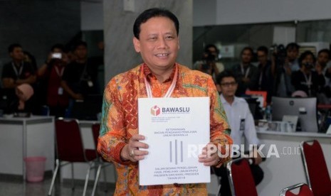 Ketua Bawaslu Abhan saat menyerahkan keterangan tertulis Bawaslu dalam Perselisihan Hasil Pemilihan Umum (PHPU) Pemilihan Presiden 2019 di Mahkamah Konstitusi (MK), Jakarta, Rabu (12/6).