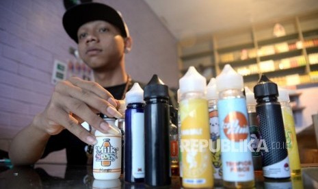 Kenaikan Cukai Vape. Penjaga menunjukan aneka cairan roko elektrik (vape) di Jakarta, Senin (29/1).