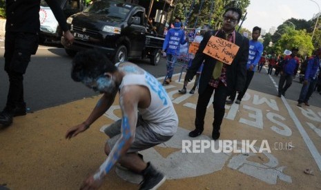 Sejumlah aliansi buruh melakukan aksi teatrikal  di  depan Istana Negara pada peringatan Hari Buruh Internasional di Jakarta, Selasa (1/5).