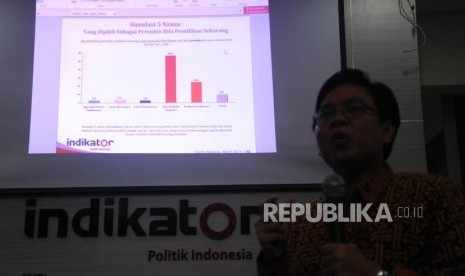 Direktur Eksekutif Indikator Politik Indonesia, Burhanudin Muhtadi sedang menjelaskan hasil survei yang dilakukan indikator tentang dinamika elektoral jelang pilpres dan pileg serentak 2019, di Jakarta, Kamis (3/5).