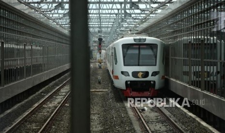 Kereta bandara melintas saat uji coba Kereta Bandara Soekarno-Hatta di Stasiun Soekarno-Hatta, Jakarta, Selasa (26/12).