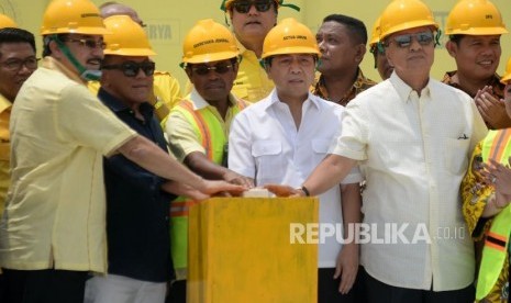 Ketua Umum Partai Golkar Setya Novanto (kedua kanan) menekan tombol bersama Sekjen Idrus Marham (tengah), Bendahara Umum Robet J. Kardinal (kiri), Ketua Dewan Pembina Aburizal Bakrie (kedua kiri) dan Anggota Dewan Kehormatan MS Hidayat (kanan)  saat  gedung baru Partai Golkar di DPP Partai Golkar di Jakarta, Ahad (12/11). 