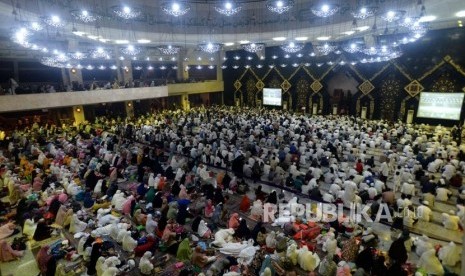 Sejumlah umat islam saat mengikuti acara Dzikir Nasional di Masjid Agung At Tin, Jakarta, Senin (31/12).