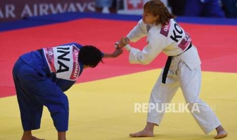  Atlet Judo Indonesia Amanah Nur Istiqomah (kiri).