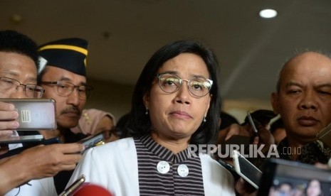 Pegawai kemenkeu Korban JT610. Menkeu Sri Mulyani menjawab pertanyaan wartawan usai mendatangi Gedung Basarnas, Jakarta, Senin (29/10).