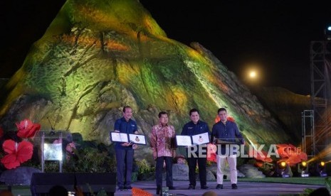 Malam Apresiasi Inasgoc. Wakil Presiden Jusuf Kalla (kedua kiri), Ketua Inasgoc Erick Thohir (kedua kanan), Sekjen Inasgic Eris Herryanto (kiri), dan Managing Director Grab Indonesia Ridzki Kramadibrata berfoto usai penyerahan piagam penghargaan atas pelaksanaan ASIAN Games 2018 saat malam apresiasi Inasgoc di Jakarta, Selasa (18/12) malam.