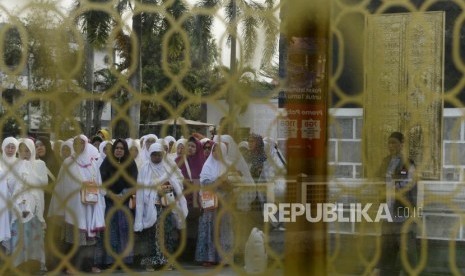 Dirjen Bina Haji Dorong Pemda Lahirkan Perda Haji. Sejumlah calon jamaah haji saat mengikuti manasik haji di Asrama Haji Pondok Gede, Jakarta.