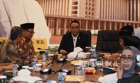 Rapat Pengurus DMI. Wakil Ketua Umum Dewan Masjid Indonesia (DMI) Komjen Pol Syafruddin (tengah) saat memimpin rapat di kantor pusat DMI di Jakarta Pusat, Rabu (10/7).