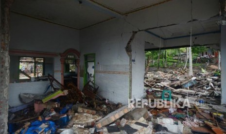 Suasana rumah yang hancur di Desa Way Uli, Kalianda, Lampung Selatan, Selasa (25/12).