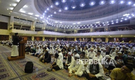 Qori Muda Muzammil   Hasballah  memberikan tausiyah dalam acara Dzikir Nasional 2018 di Masjid At-Tin Jakarta Timur, Senin (31/12).