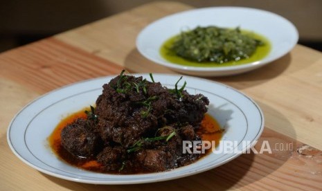 Masakan khas Minang, rendang.